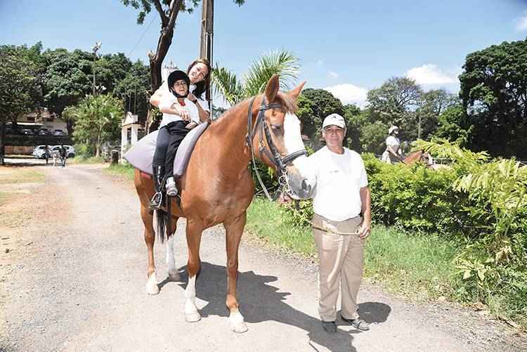 Portador de paralisia cerebral, Alejandro Brian, de 9 anos, abandonou o comportamento irritadiço: sobre o cavalo, ele é só sorrisos(foto: Violeta Andrada/Encontro) Portador de paralisia cerebral, Alejandro Brian, de 9 anos, abandonou o comportamento irritadiço: sobre o cavalo, ele é só sorrisos(foto: Violeta Andrada/Encontro)