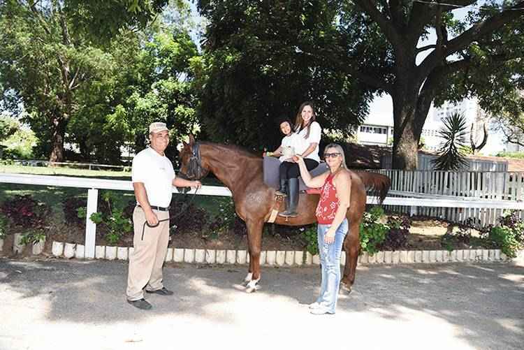 Para Louise de Aquino Souza, de 8 anos, portadora de síndrome de Down, as sessões de equoterapia são um momento de lazer: Para Louise de Aquino Souza, de 8 anos, portadora de síndrome de Down, as sessões de equoterapia são um momento de lazer: