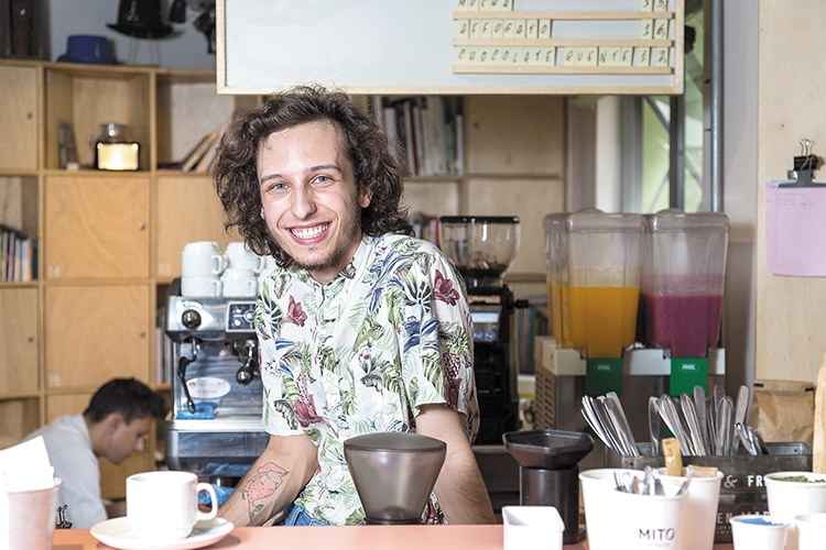 Matheus Brisola, coordenador de anfitriões do Guaja, que parou de cobrar pelo uso na parte do café: Matheus Brisola, coordenador de anfitriões do Guaja, que parou de cobrar pelo uso na parte do café: