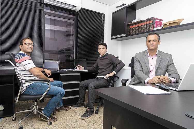 Jainir A. Júnior (à dir.), com funcionários de sua empresa de gestão, no Synergyco Executive Offices: Jainir A. Júnior (à dir.), com funcionários de sua empresa de gestão, no Synergyco Executive Offices: