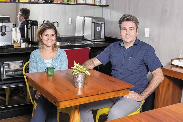 A estudante de arquitetura Miriam Duffroyer e o arquiteto Leonardo Fogli, no MM Coworking: A estudante de arquitetura Miriam Duffroyer e o arquiteto Leonardo Fogli, no MM Coworking: