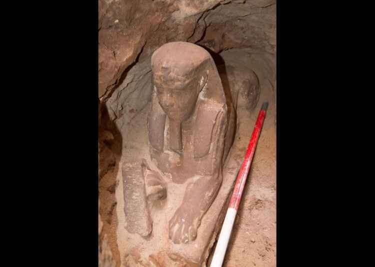 Arque�logos encontram esfinge de arenito no Egito