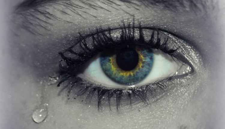 Por que os olhos de algumas pessoas lacrimejam tanto? Conheça motivos -  25/01/2021 - UOL VivaBem