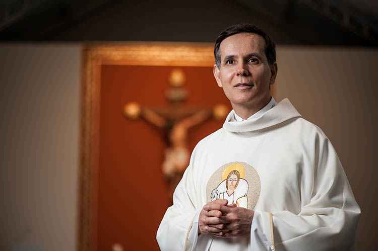 Em nova igreja há apenas um ano, padre Alexandre Fernandes atrai milhares  de fiéis - Encontro Indica